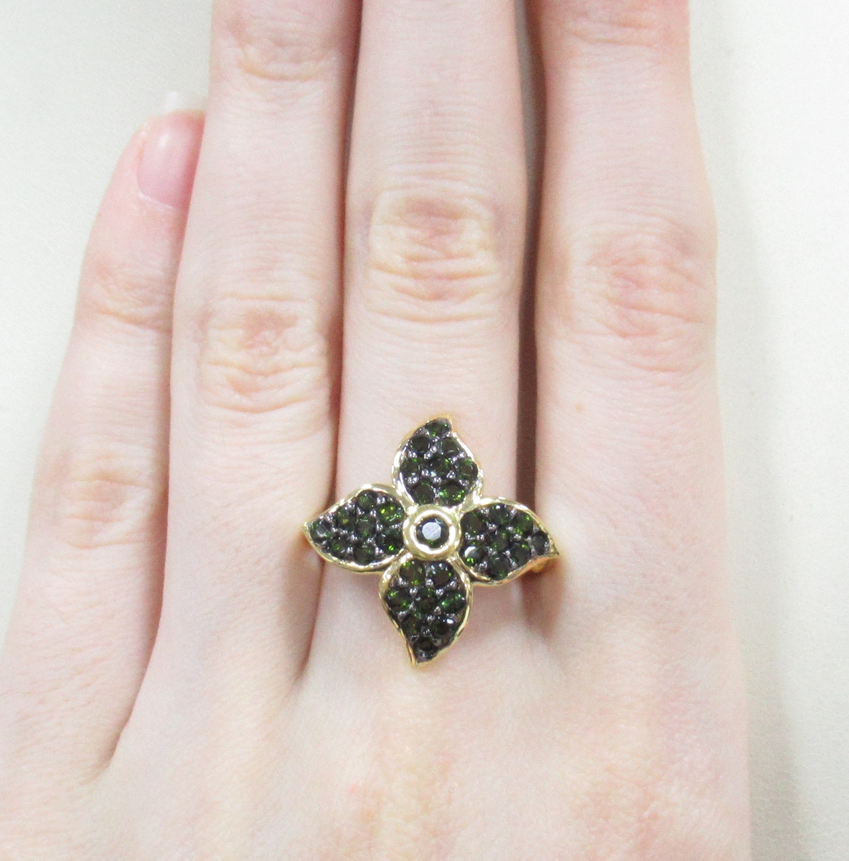 Серебряное кольцо 925 пробы; родий черный; вставки 33 Турмалин зеленый 1,27 ct;